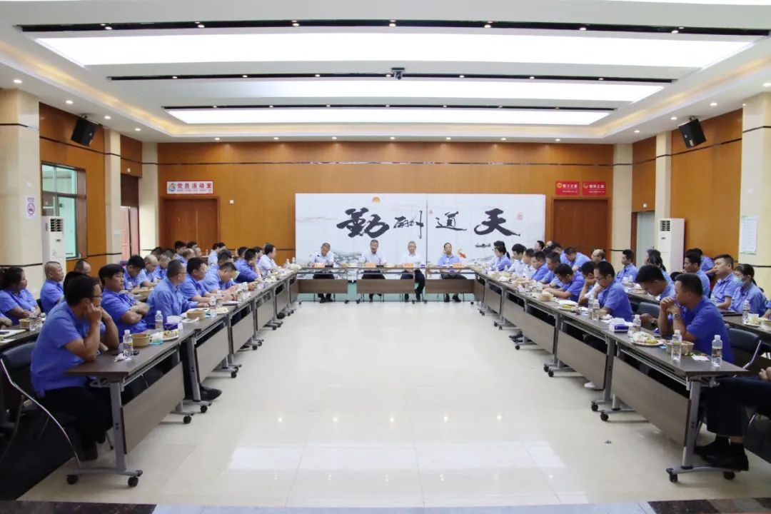 龙8平台召开“七一”座谈会 忆党史感党恩话发展